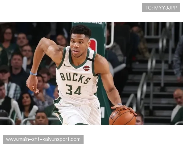 字母哥在比赛休息期为孩子们讲述励志故事，镜头留存